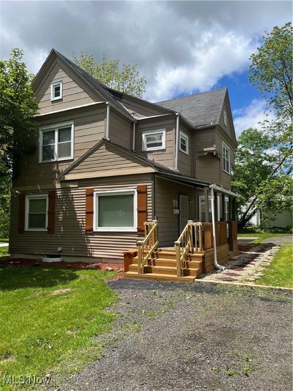 Check out this modern rustic beauty today! It's a up/down duplex with just over 3,000 square feet. Downstairs apartment is absolutely stunning with it's refinished hardwood floors, large bedrooms and newly done kitchen. Upstairs apartment just needs a little TLC to get it rent ready and it will be good to go.This home features brand new hot water tanks, newer furnaces and windows. This home is a MUST See!