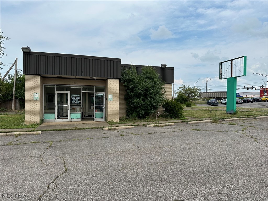 This building was an old bank that currently still has the vault and the drive thru lanes. The potential for someone is endless including a fast food restaurant, pizza restaurant or any other carry out you can imagine! High visibility located on the corner of Abbe Rd and Cleveland Rd. Priced way below market value for you to bring this building back to life!