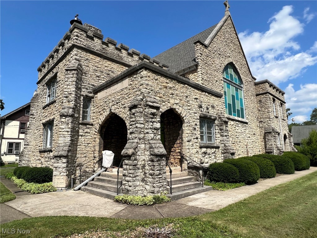 Main image without alt text