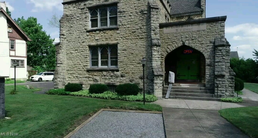 Main image without alt text