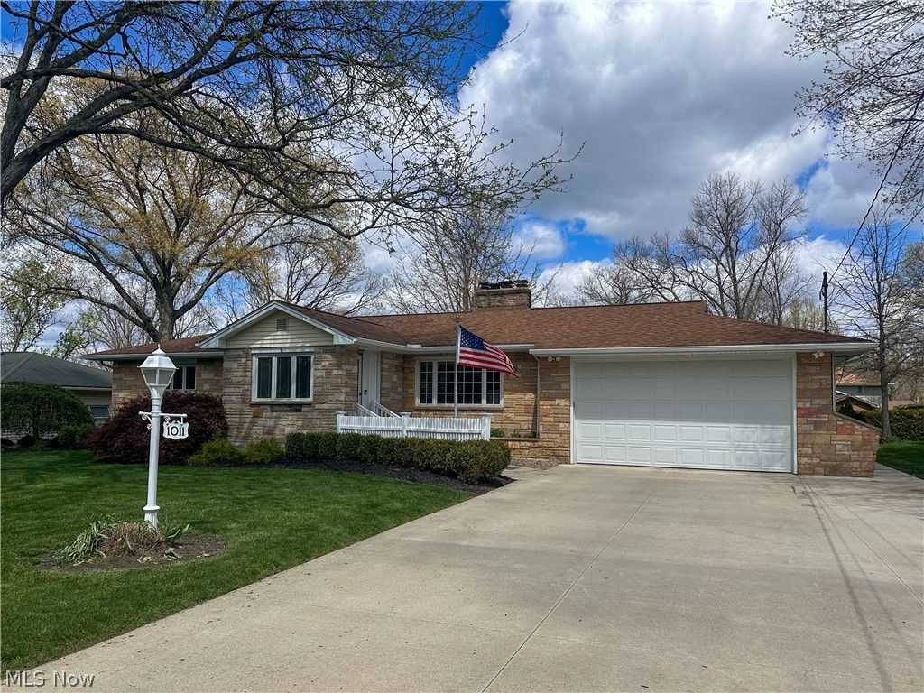 Photo of 1011 Park Circle, Liberty, OH 44420 (MLS # 5203272)