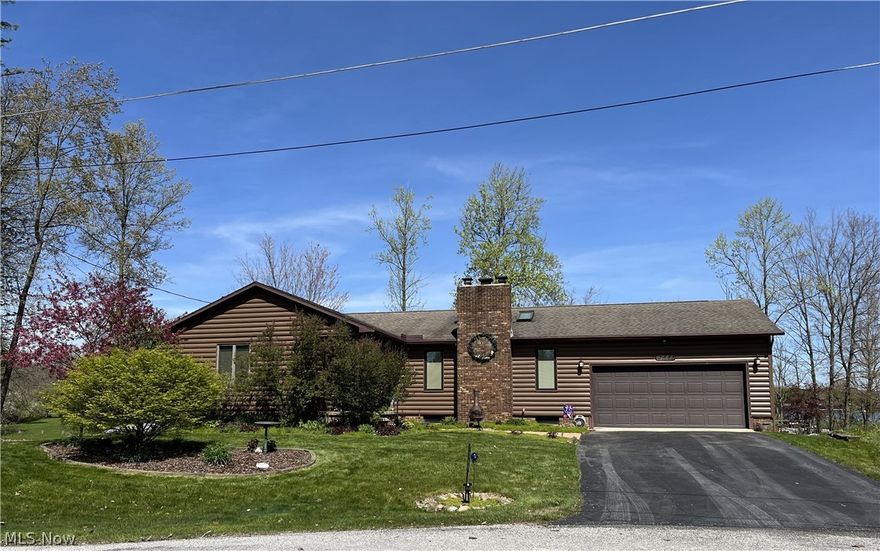 Come see this log sided 3 bedroom, 2.5 bath waterfront ranch in Cinnamon Lake.
New floating dock 2022, water heater 2022, dishwasher 2023. All baths remodeled. Master bath has a recirculating soaker tub. Bamboo floors.  Quartz counters, pantry, instant heat under kitchen sink. Gas fireplace, 2 skylights in the great room and 1 in the master bath. Trex upper deck, front porch, lower rear patio. Leaf proof gutter guards. Home generator.