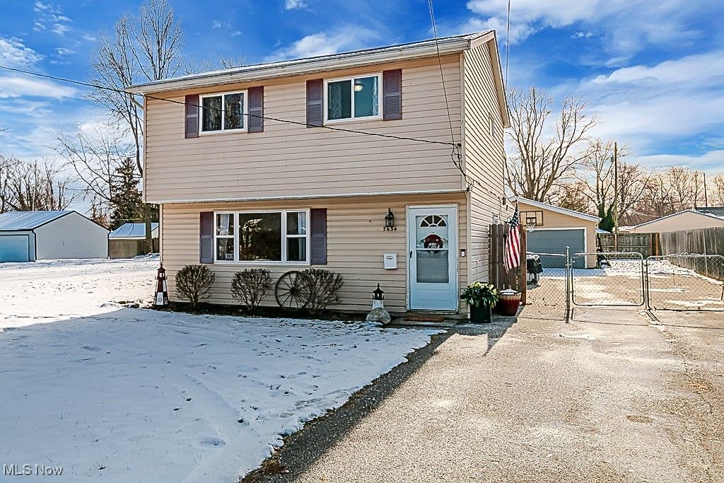 Photo of 7634 Pinehurst Drive, Mentor on the Lake, OH 44060 (MLS # 5176384)