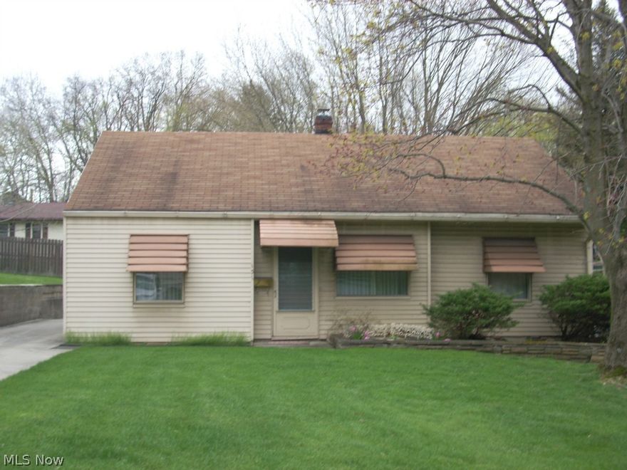 Very nice 2 bedroom ranch close to Lake Glacier Boat Docks at Mill Creek Park. Nice eat in kitchen combination livingroom/diningroom, family room and 1 1/2 car garage.