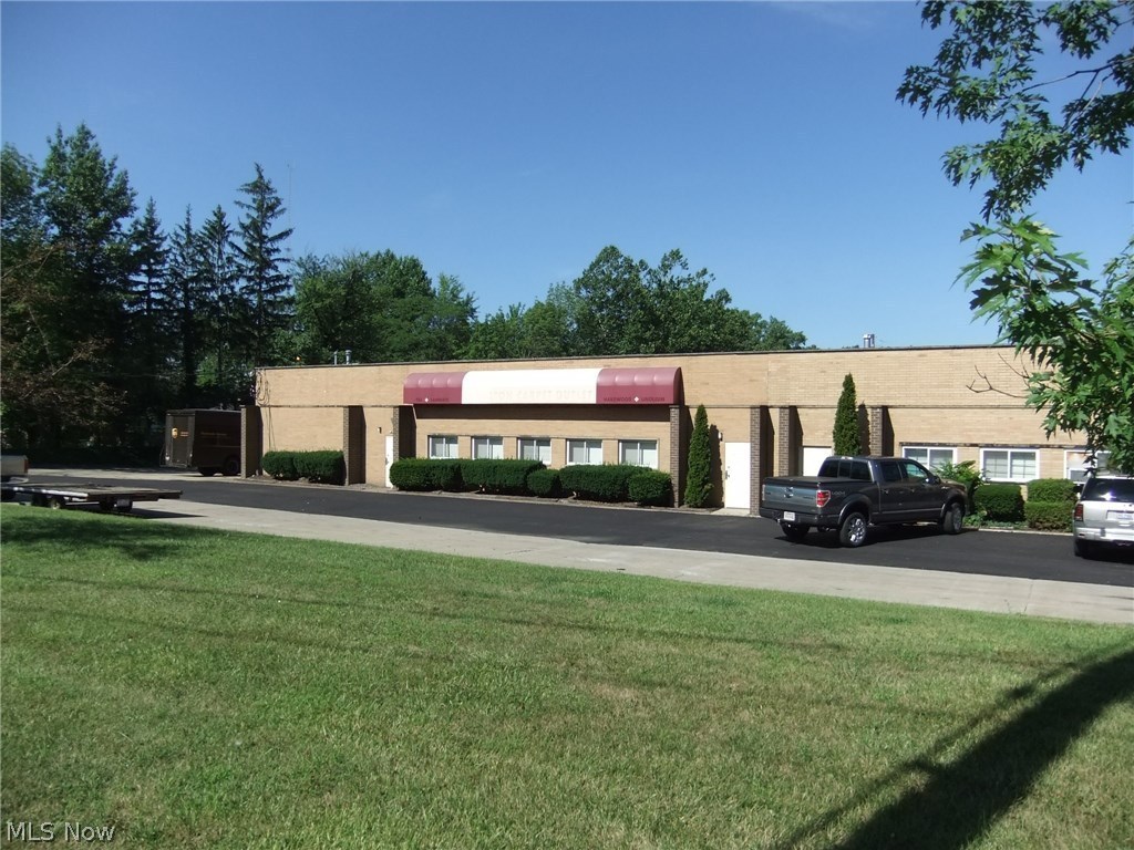 Great space for lease close to major highways I71, I77 and Turnpike. Zoned for industrial with adjacent office space available. Can be combined with another space for up to 10000 connecting space ?