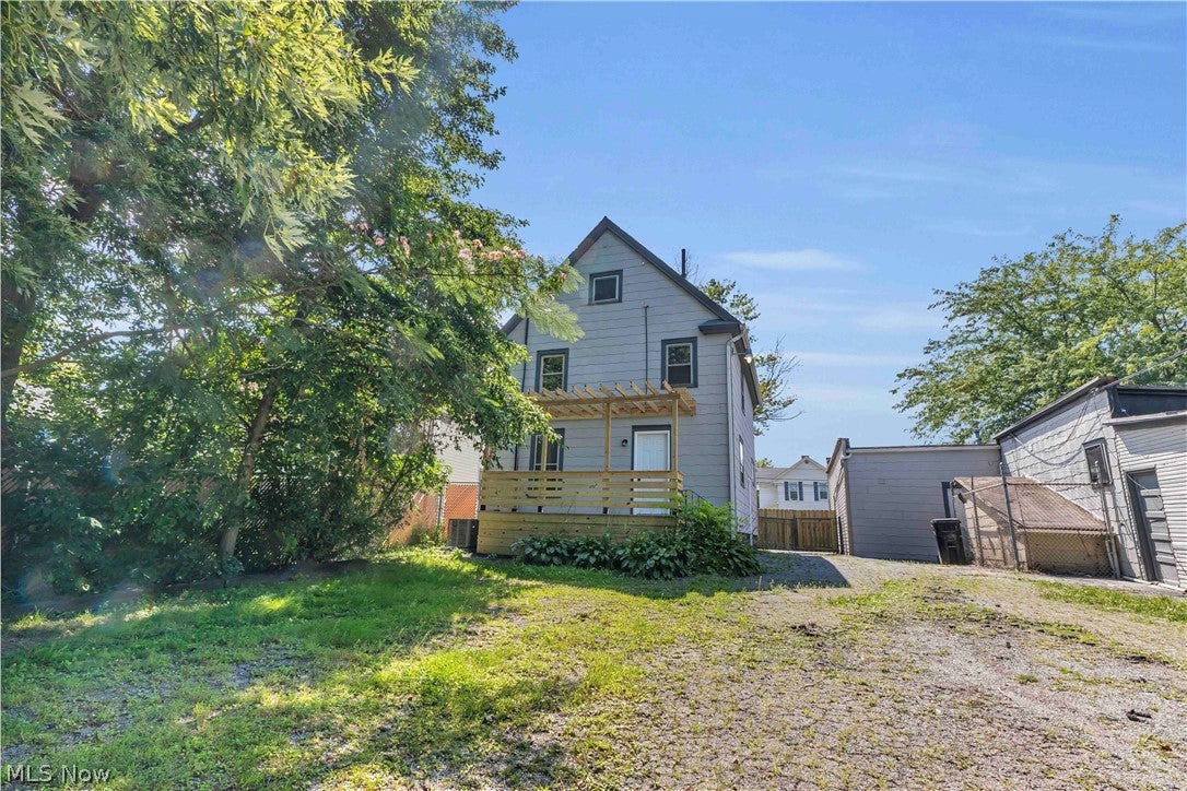 909 Lake Avenue
