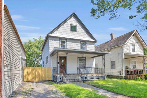 Homes For Sale - 909 Lake Avenue<br/> Elyria, OH 44035