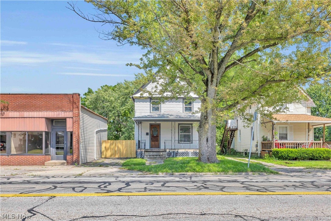 909 Lake Avenue