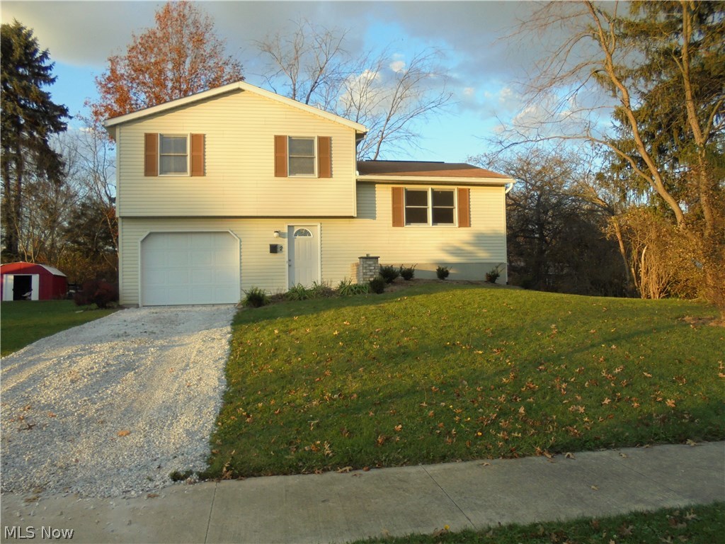 Home has been recently updated: Newer paint, floor covering, counter tops, bath fixtures, etc.
Quiet neighborhood! Nice yard! Immediate possessions! Shows very well!