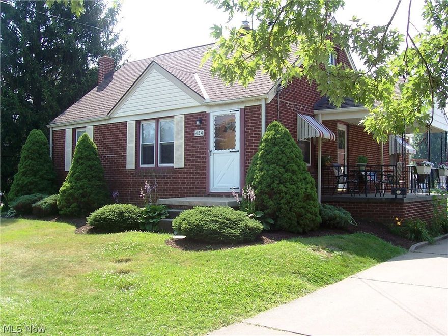 Well maintained 3 bd all brick bungalow with 1595 total sq ft of living area. The lot is 112 x 190 (.488 acres) and is located near the end of a dead end street for total privacy. The kitchen and dining rooms are connected offering plenty of room for entertaining. There are 2 bedrooms on the 1st floor and a huge (29 x 11) master bedroom on the 2nd floor. The finished lower level offers approx. 348 sq ft of additional living space as well as a shower. Fantastic property at a fantastic price!