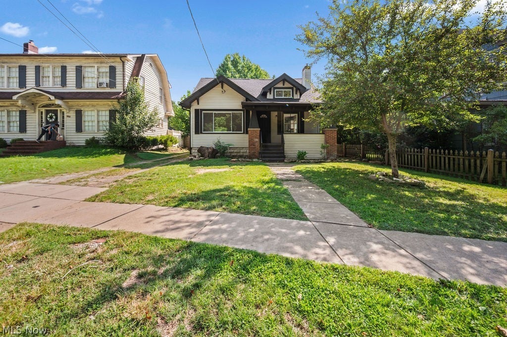 906 Lakeview Drive