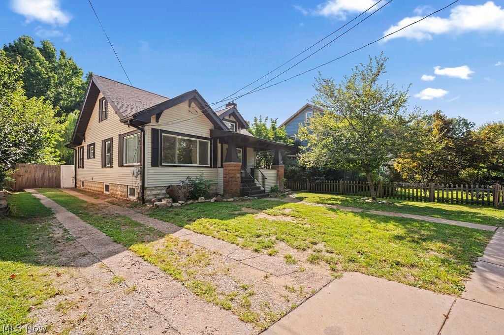 906 Lakeview Drive