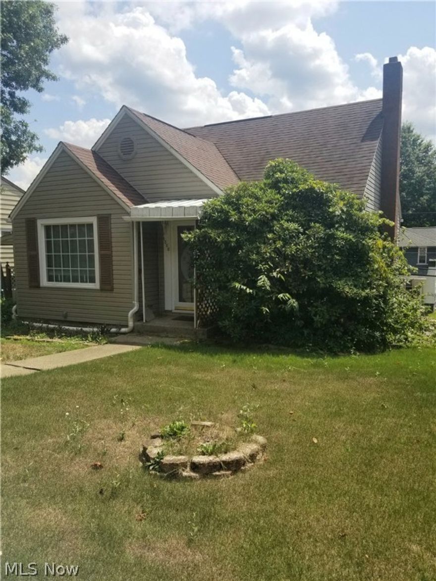 This cute little three bedroom home is a charmer! With just a little bit of TLC this home could be the one your looking for. The kitchen is simply adorable. Fantastic starter for the money! Call today for your private viewing.