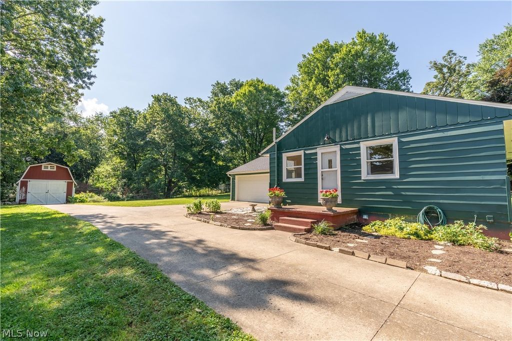 Photo of 13526 Glenvale Avenue NW, Uniontown, OH 44685 (MLS # 5192419)