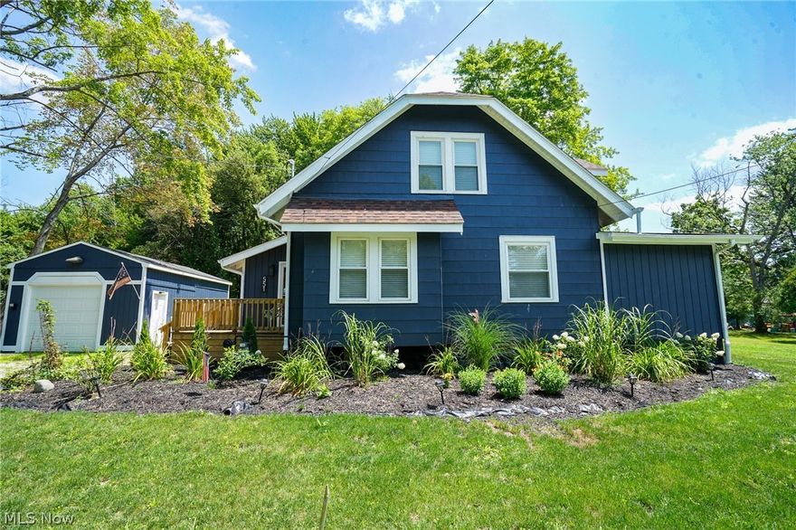 Charming, peaceful private lake cottage. Totally redone- new kitchen, bathrooms,  appliances, electrical, plumbing, hot water tank. 6 ft fenced yard. Plenty of space for your boat or RV. Lake Milton launch pad 2 blocks from house, kayaking on river trail, wineries, golf - 5 minutes away. Quiet year round getaway. Just move in and enjoy.