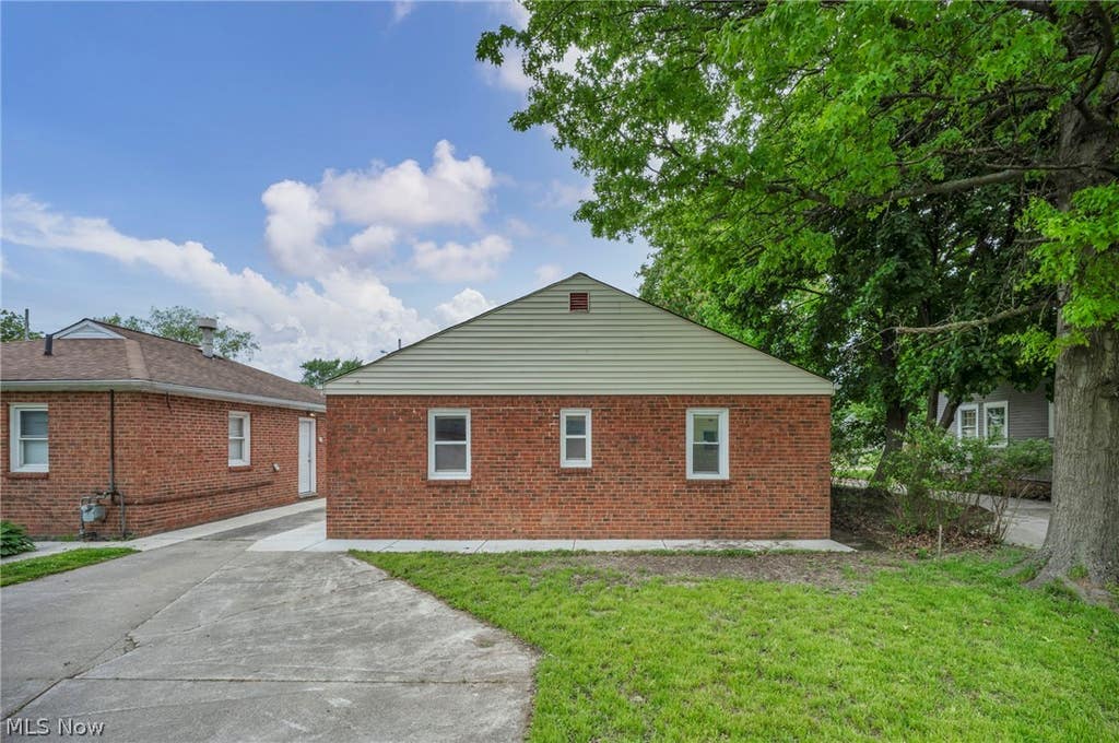 Photo of 1279 Elmwood Road, Mayfield Heights, OH 44124 (MLS # 5215450)