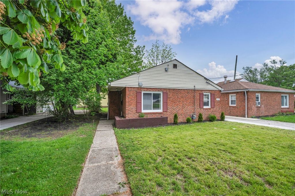 Photo of 1279 Elmwood Road, Mayfield Heights, OH 44124 (MLS # 5215450)