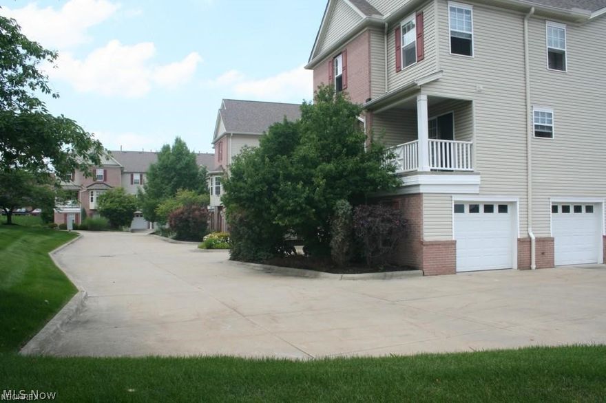 Award Winning School District of Brecksville and Broadview Heights. Great Townhouse built in 1999. End Unit with Sun Balcony, Master Bedroom with vaulted ceiling, full bath and walk-in closet.
