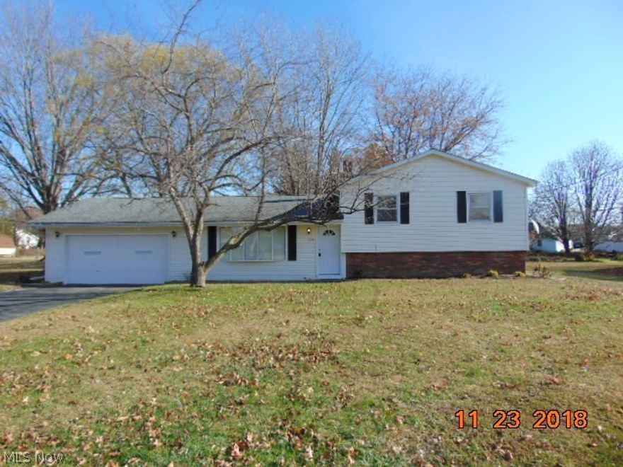 Updated spacious split level home in Painesville Twp. on an over sized lot is where you will find this fully renovated 3 bedroom, 1 ½ bath home.
Features include newly renovated kitchen including new cabinets, counter tops, flooring and stainless steel appliances; updated bathrooms; hardwood floors; large family room on the lower level and a utility room with plenty of storage.  Great location, close to shopping and restaurants, over sized lot, almost ½ acre.  Attached 2 car garage and much more.