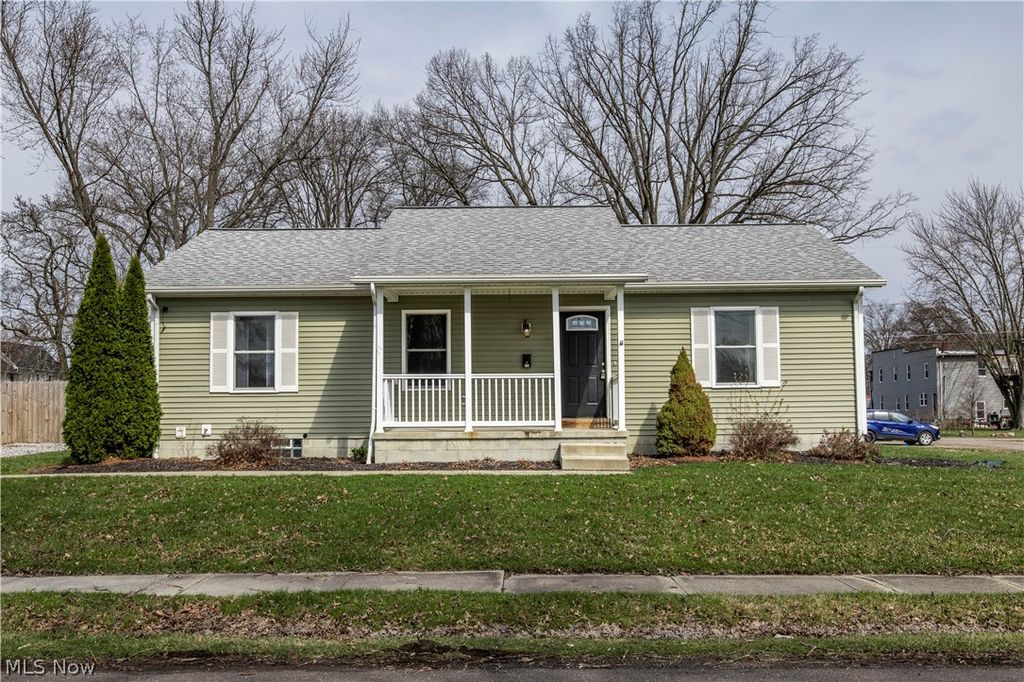 Photo of 195 E Pennsylvania Avenue, Sebring, OH 44672 (MLS # 5195426)