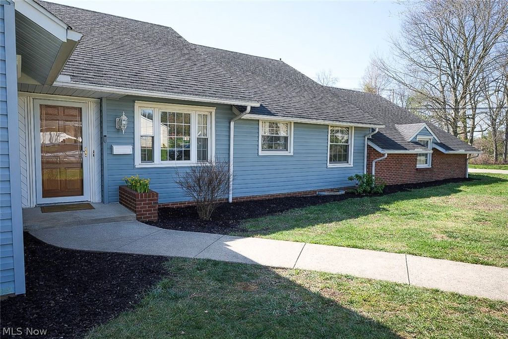 Photo of 1627 Bayberry Lane, Coshocton, OH 43812 (MLS # 5197142)