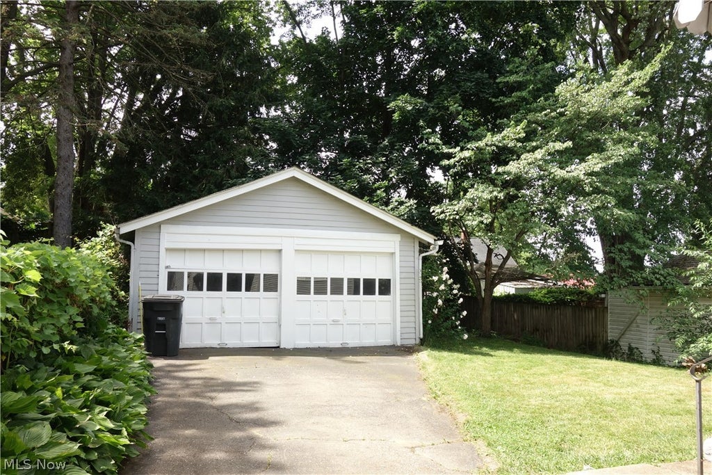 Photo of 34 E Rosewood Avenue, Akron, OH 44301 (MLS # 5217589)