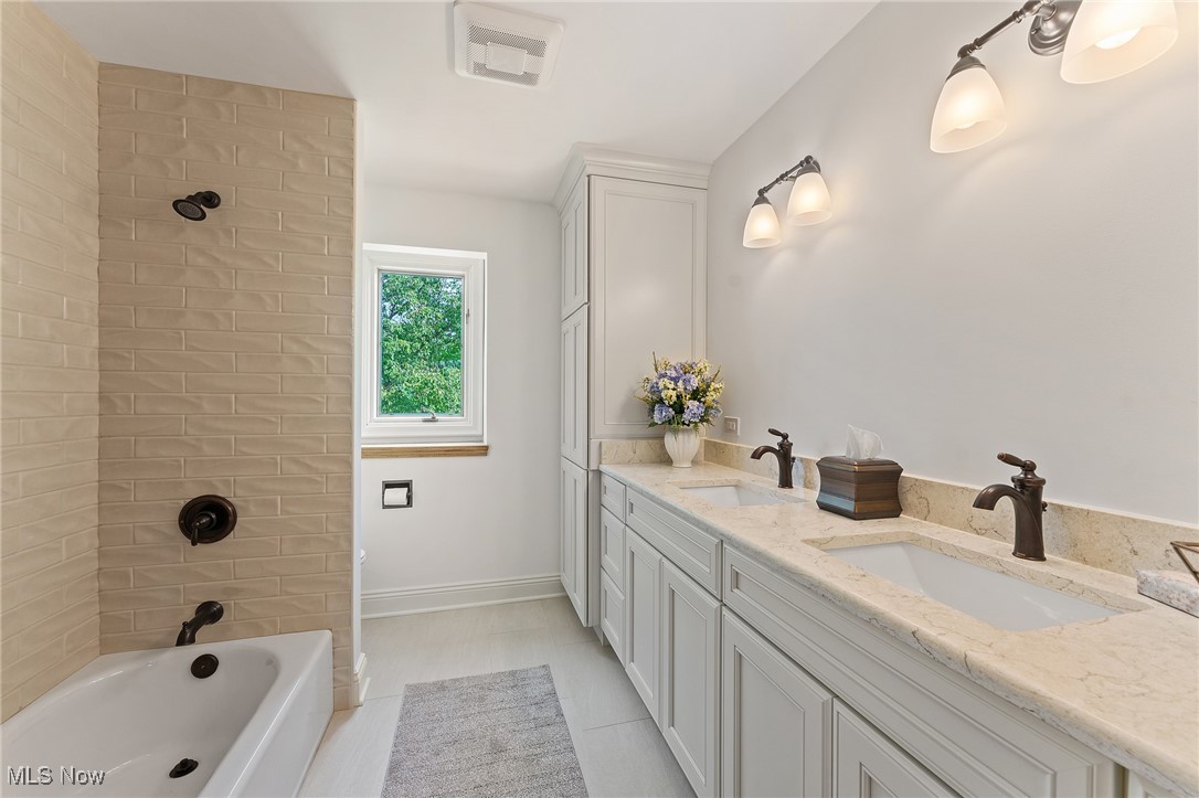 Hamilton Lake Manor #3 - Residential