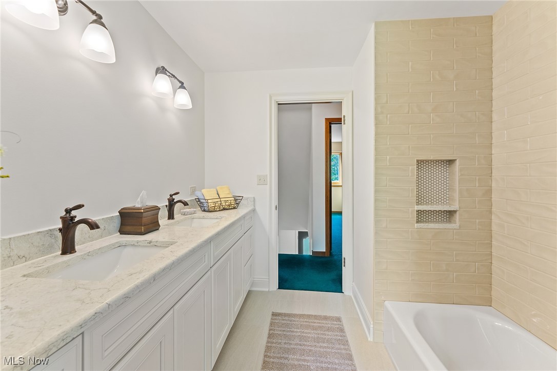 Hamilton Lake Manor #3 - Residential