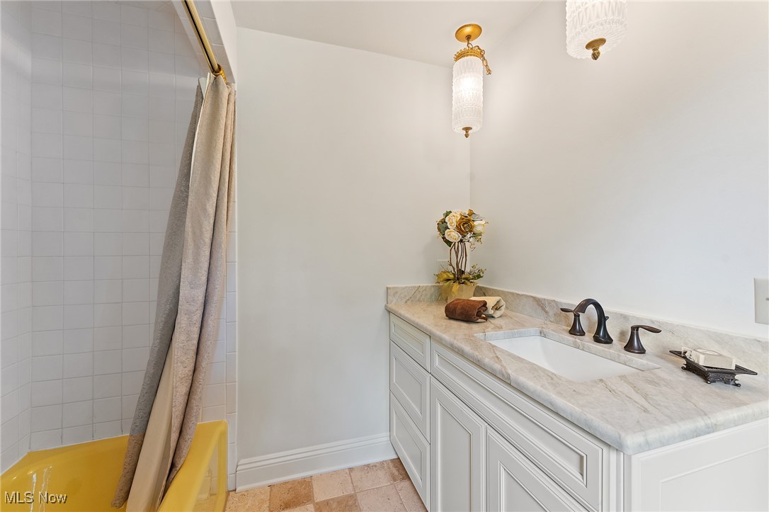 Hamilton Lake Manor #3 - Residential