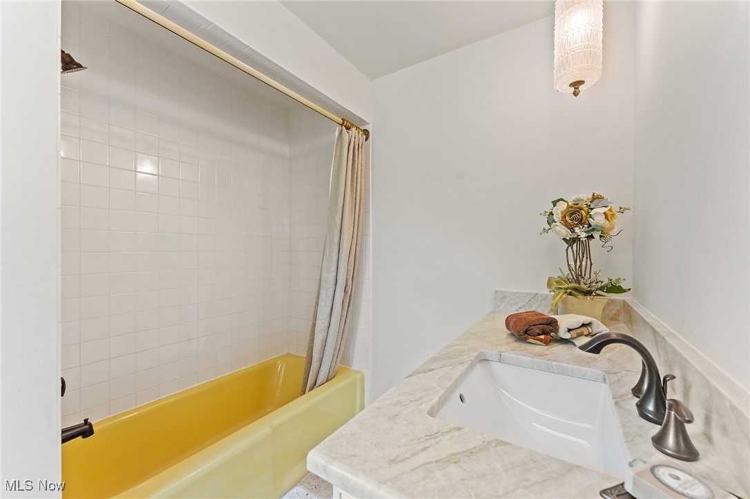 Hamilton Lake Manor #3 - Residential