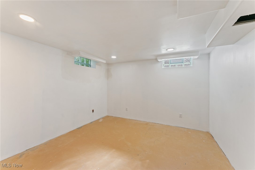 Hamilton Lake Manor #3 - Residential