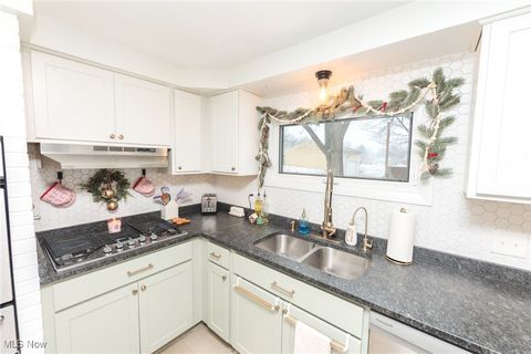 Tiny photo for 975 Colony Drive, Aurora, OH 44202 (MLS # 5178538)