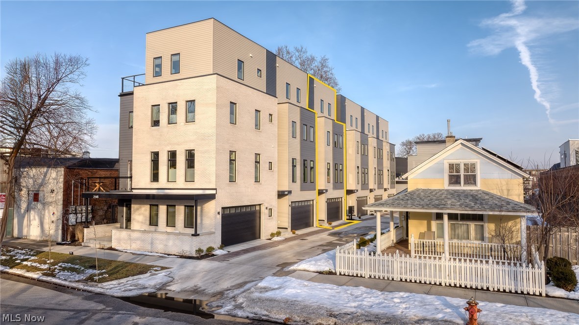 Burik Luxury Townhomes - Residential