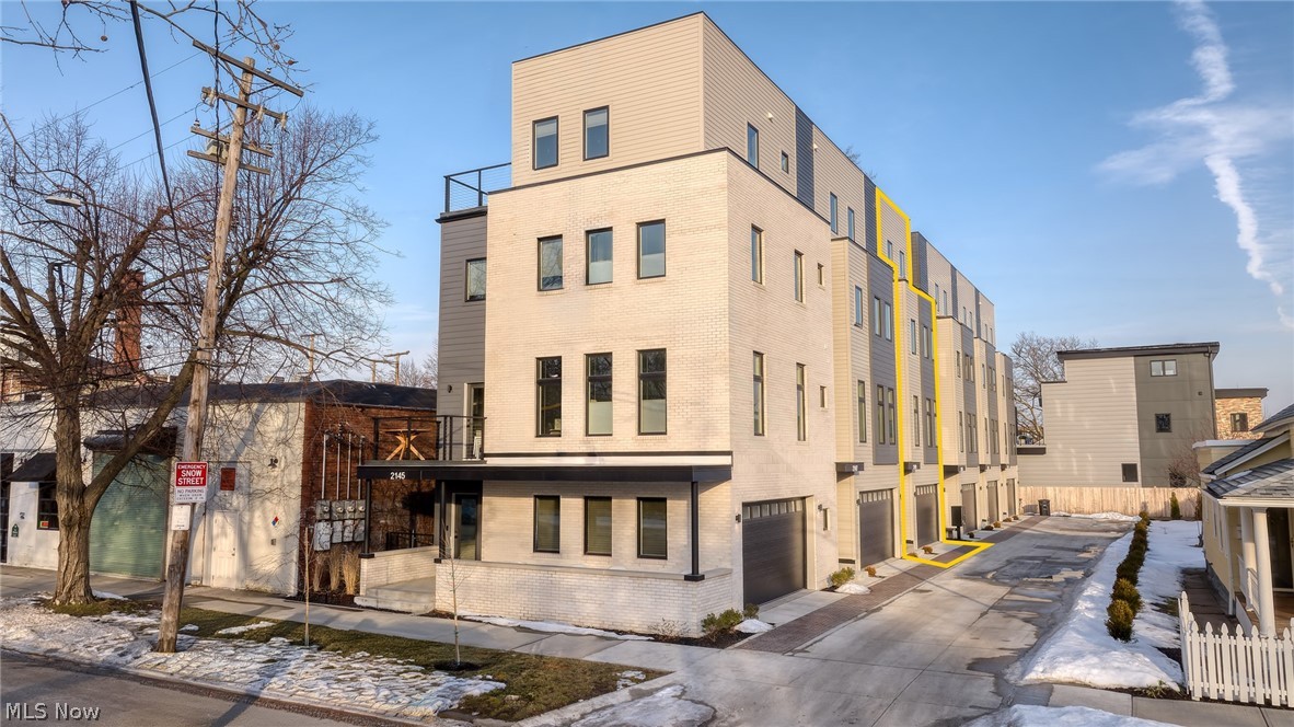 Burik Luxury Townhomes - Residential