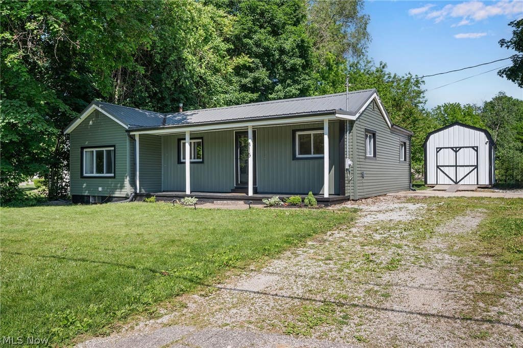 Photo of 815 E Cassell Avenue, Barberton, OH 44203 (MLS # 5216082)
