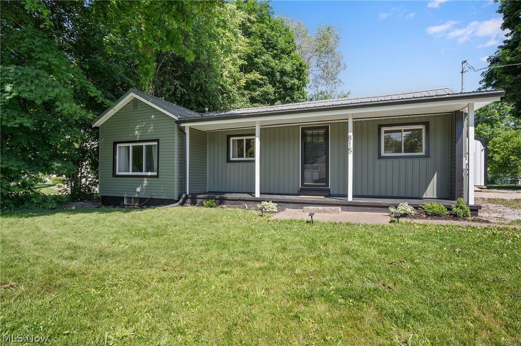 Photo of 815 E Cassell Avenue, Barberton, OH 44203 (MLS # 5216082)