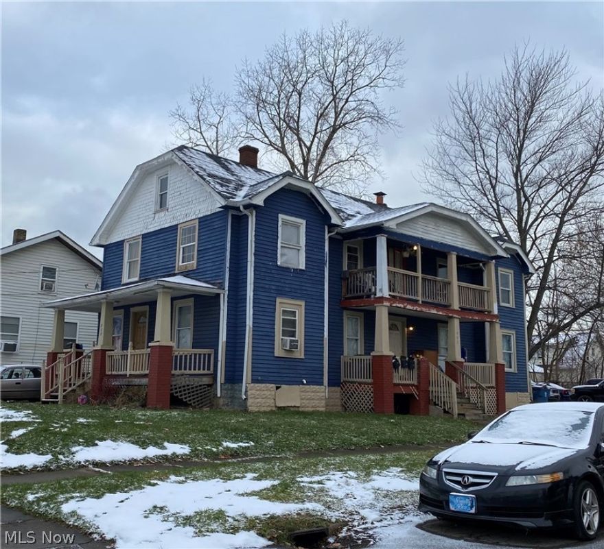 Awesome investment opportunity! 4 unit multifamily would be great for an investor to add to their portfolio or someone who would like to live in one of the units and have little to no overhead! Don't miss out on this one!