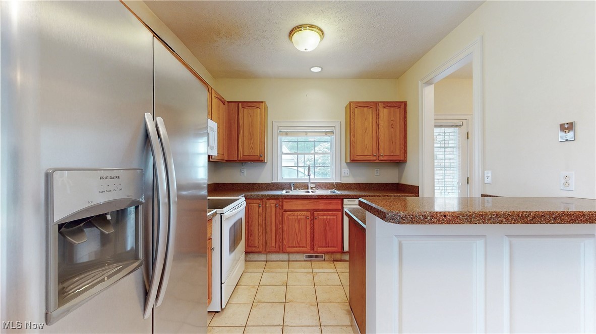 Willoughby, Ohio 44094, United States, 2 Bedrooms Bedrooms, ,3 BathroomsBathrooms,Residential,Contingent,150835