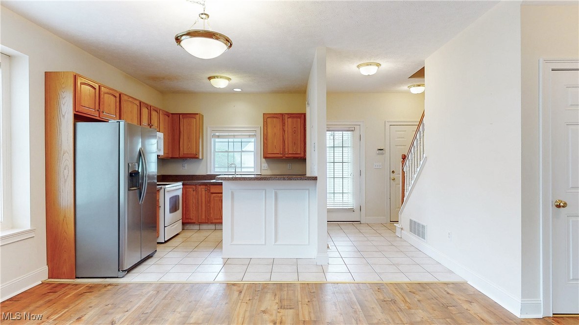 Willoughby, Ohio 44094, United States, 2 Bedrooms Bedrooms, ,3 BathroomsBathrooms,Residential,Contingent,150835