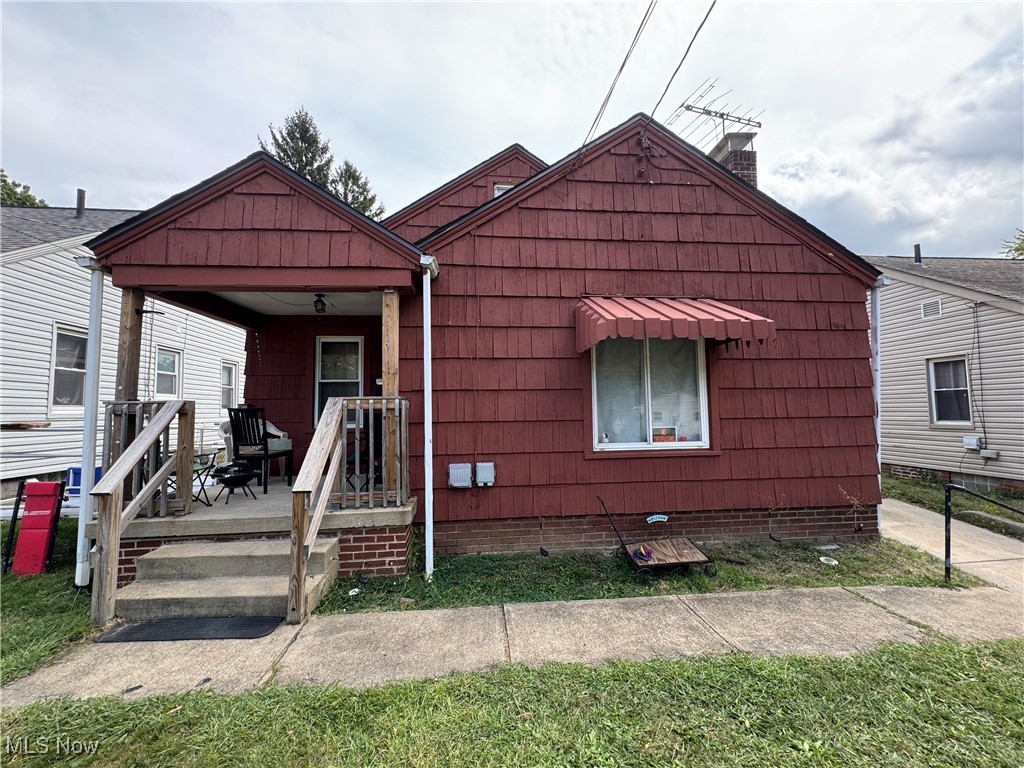If you're searching for a warm and well-cared-for home, this one may be perfect for you. It's currently being rented out with an income generating tenant. Also, Just recently, a new roof was installed! There's also a private backyard that's great for family gatherings, and plenty of garage space as well. Schedule your tour today!