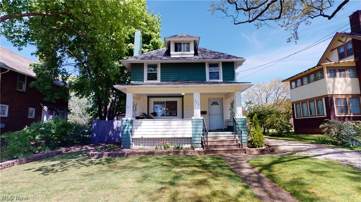 Not sure if the right house for you will make it onto this wild market!? Well, allow me to take you to School.... School Avenue that is! This home has what you are looking for with a beautifully taken care of living area this home is perfect for entertaining guests or maxin and relaxin. With a fenced in back yard it will be a great place to have a cookout and allow your potential furry friends to have a place to sun bathe as well. This house is move in ready and is just looking for it's new owner to find their way home. This home has 3 bedrooms 1 and a half baths and plenty of space for dining and unwinding. Don't miss your chance to tour this beautiful home to see if its the one for you!