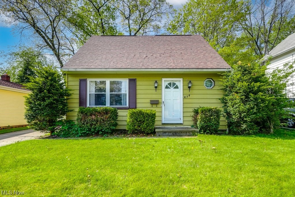 Welcome to 454 Keenan Ave, in Cuyahoga Falls. This 3 bedroom, 1 bath cape has been owner occupied since the late 1970's. 2 bedrooms are located on the 1st floor and the Master Bedroom is on the 2nd floor. Sellers removed the carpet on the first floor to expose the hardwood floors. Buyers may choose to refinish the wood to it's natural beauty or update it to their style. The Eat-in Kitchen has a view to the private Fenced in back yard and Large 2 car Garage. New Furnace 2019 and HWT 2011. ALL appliances are included. For Buyer's peace of mind, Sellers are offering a one year Home Warranty.
Minutes from Route 8, restaurants, shopping, bike & hike trails, and other recreational activities. House is priced to Sell AS-IS.