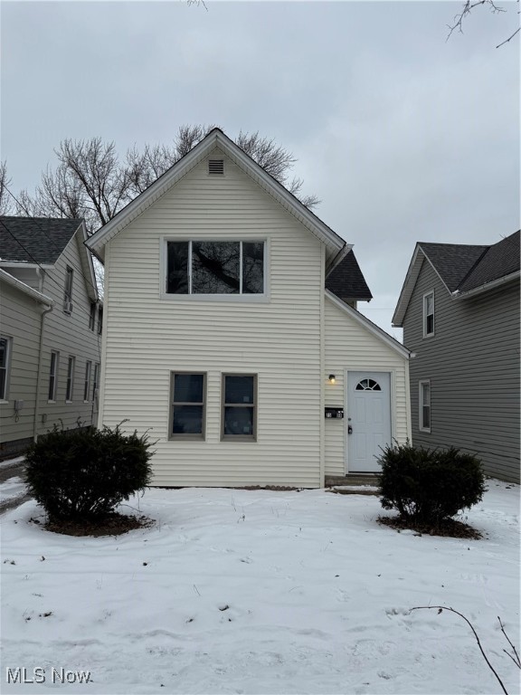 Come visit this newly remodeled 4 bedroom/1 bath home. Large living room with recessed lighting, high ceilings and luxury vinyl plank flooring throughout. Updated full bath and newly remodeled kitchen with quartz counters including a fridge and stove. First floor bedroom with a a large closet. 3 additional bedrooms on the upper level. Vinyl windows throughout the home and a first floor laundry room. Close to shopping and minutes from downtown Cleveland.Call listing agent to schedule appointment.
Rental requirements:Credit score of 600+. 500 - 600 is considered conditional.Less than 3 items in collections, excluding student loan and medical. Monthly income of 2.5 times the amount of the monthly rent.Thorough Eviction Check. $50 Non Refundable App Fee for all Adults who will be occupying the property.Applications can only be completed online.Typical Security Deposit equivalent to one months rent, pending results of background checks. Tenants must have the electric and gas transferred into their name. Tenants responsible for water and sewer, this will be billed monthly.
All tenants must obtain renters insurance prior via Keller Williams resident benefits package.Tenants responsible for snow removal and lawn care.