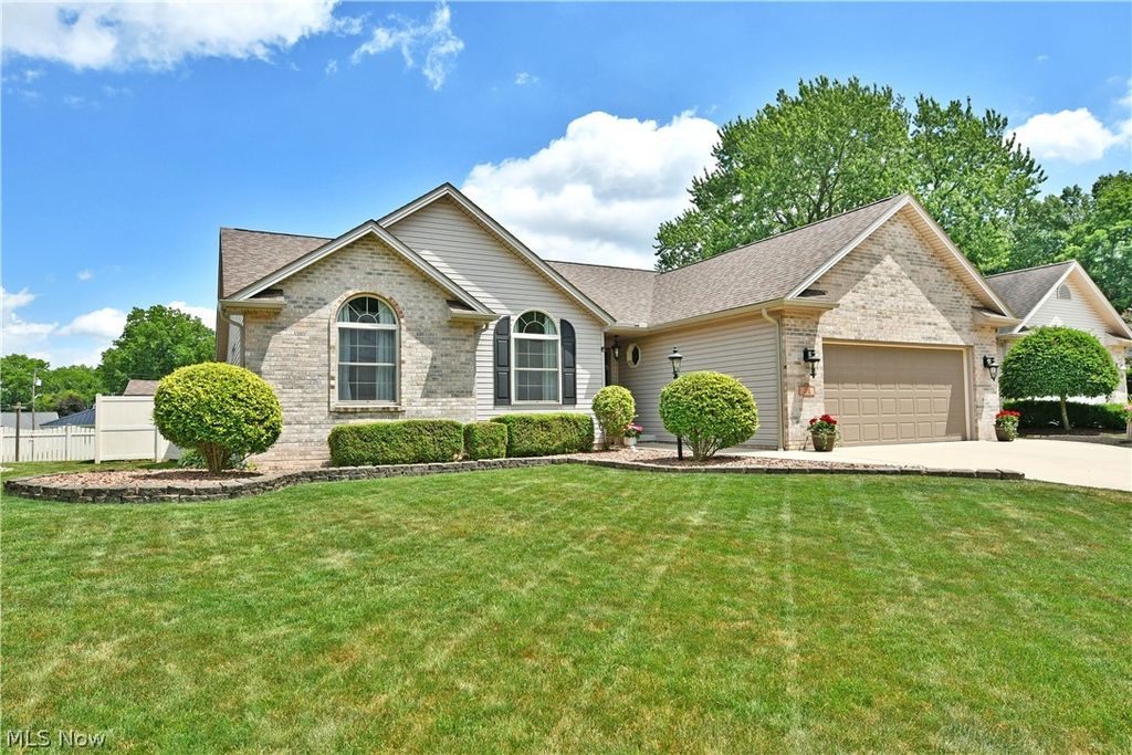 Photo of 1458 Birch Run Drive NE, Warren, OH 44483 (MLS # 5218987)