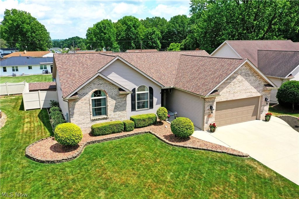 Photo of 1458 Birch Run Drive NE, Warren, OH 44483 (MLS # 5218987)