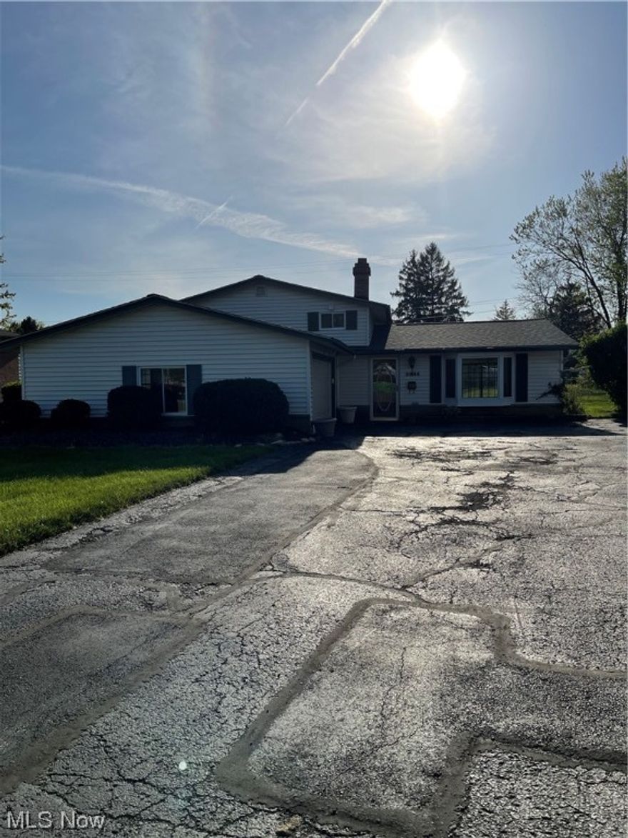 Gorgeous 3 bedroom split level. Gas fireplace in living room.  on a private cul-de sac. Bamboo flooring in kitchen, one of the bedrooms and foyer. Furnace is less than 1 year old. Move right into this lovely home and make it yours. Roof 2016.