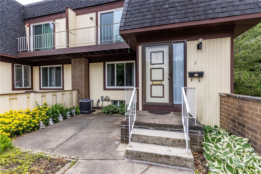Well maintained townhome located in Parma. This home is nestled in the back of the development. Close to shopping, restaurants and highways. Priced to sell. Schedule your private showing today.
