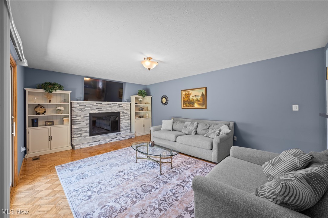 Seven Hills, Ohio 44131, United States, 3 Bedrooms Bedrooms, ,3 BathroomsBathrooms,Residential,Active,178597