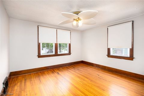Tiny photo for 1633 Glenmount Avenue, Akron, OH 44301 (MLS # 5210069)