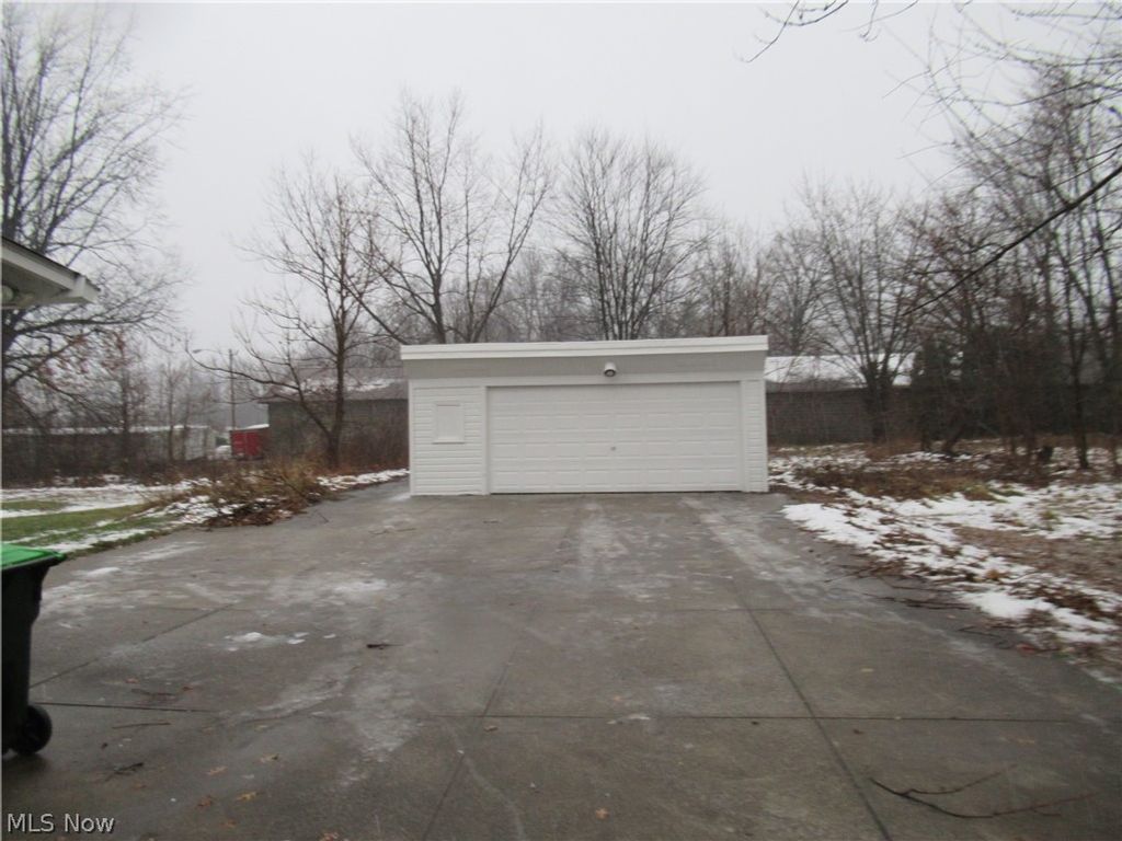 Photo of 1811 E 298th Street, Wickliffe, OH 44092 (MLS # 5191440)